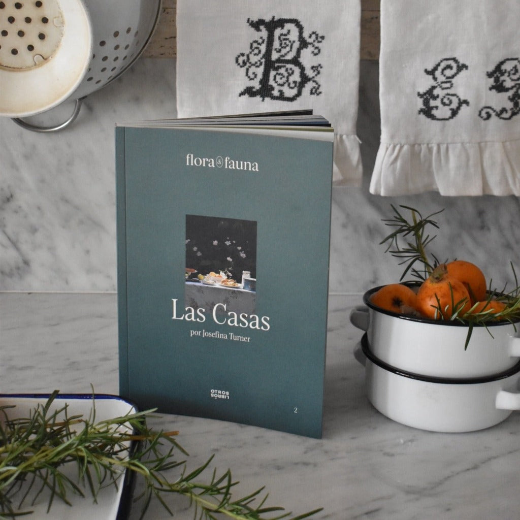 En este libro, la autora nos invita a recorrer los sabores de su vida y sus recuerdos a través de las casas de su familia. Son estos lugares llenos de historias, paisajes, tradiciones y preparaciones exquisitas los que dan vida a las recetas de este libro.