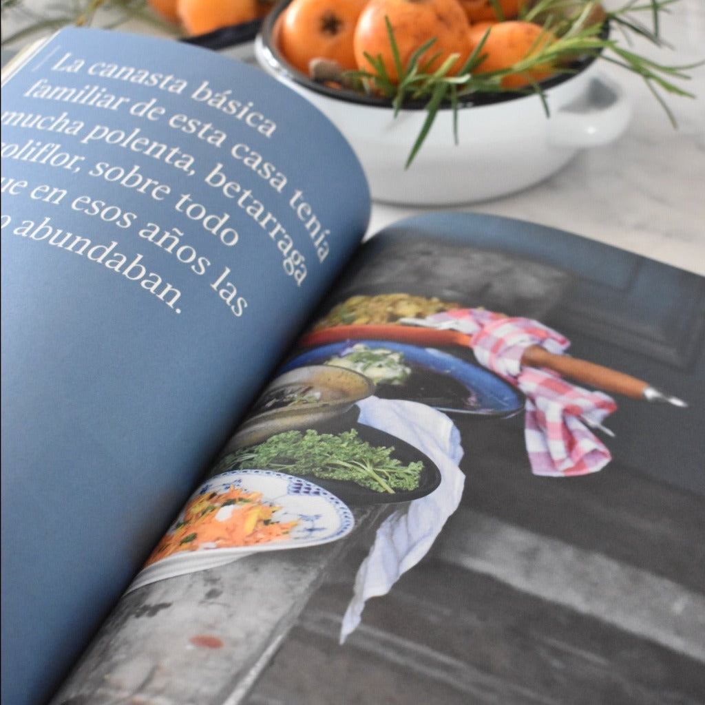 En este libro, la autora nos invita a recorrer los sabores de su vida y sus recuerdos a través de las casas de su familia. Son estos lugares llenos de historias, paisajes, tradiciones y preparaciones exquisitas los que dan vida a las recetas de este libro.